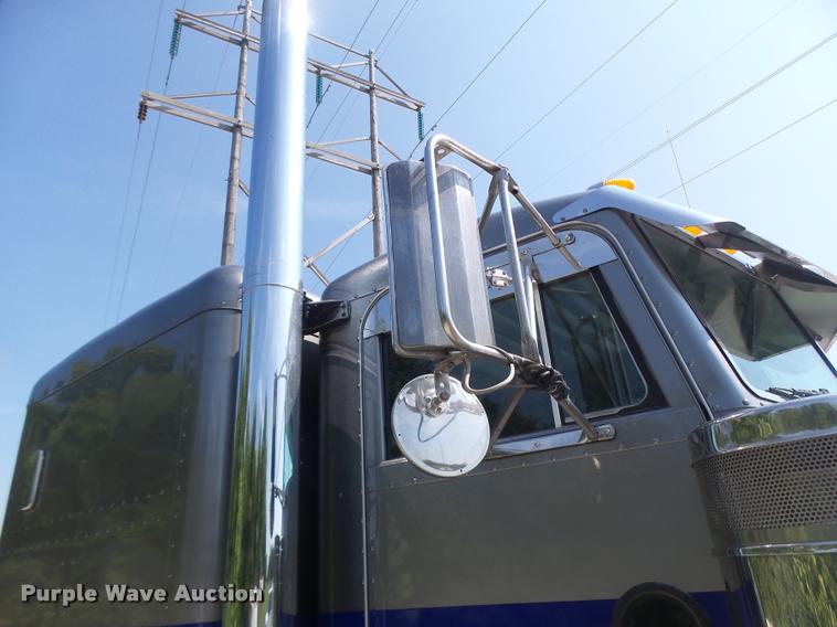 image for item DB5853 2004 Peterbilt 379 semi truck