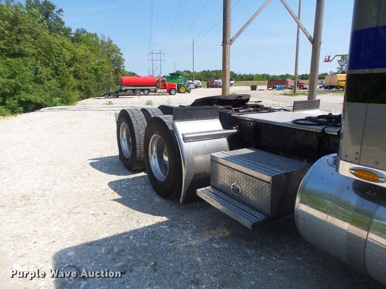 image for item DB5853 2004 Peterbilt 379 semi truck