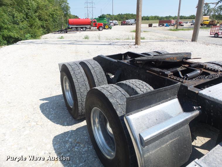 image for item DB5853 2004 Peterbilt 379 semi truck