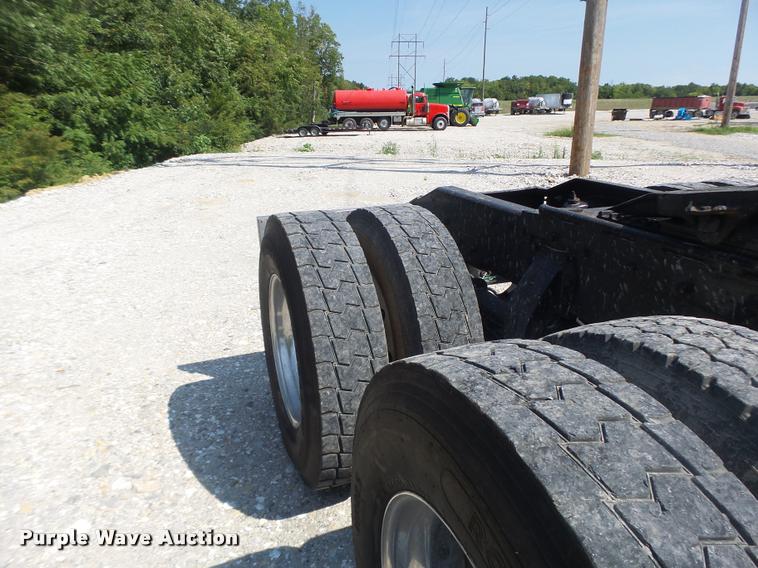 image for item DB5853 2004 Peterbilt 379 semi truck