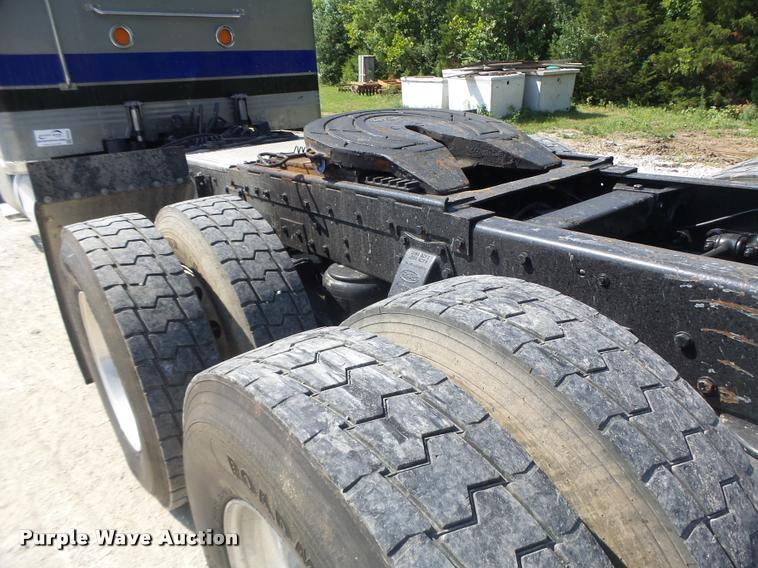 image for item DB5853 2004 Peterbilt 379 semi truck