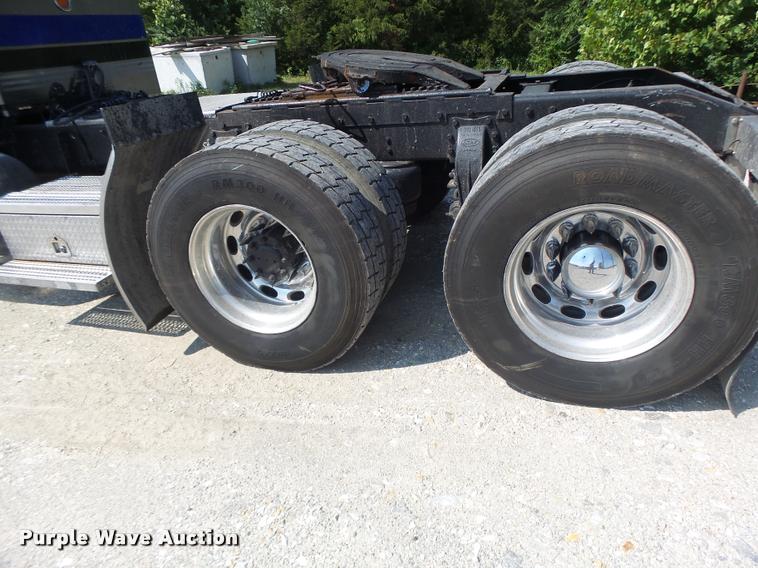 image for item DB5853 2004 Peterbilt 379 semi truck