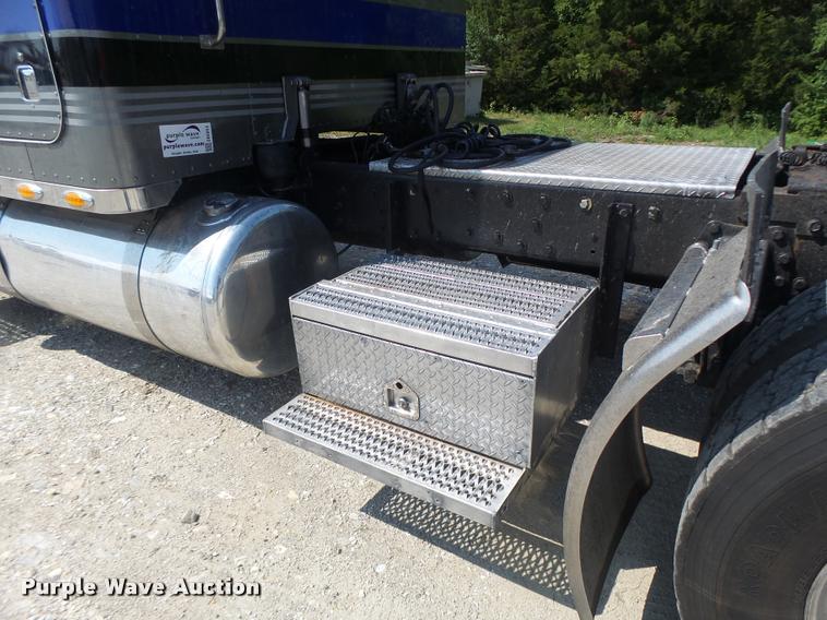 image for item DB5853 2004 Peterbilt 379 semi truck