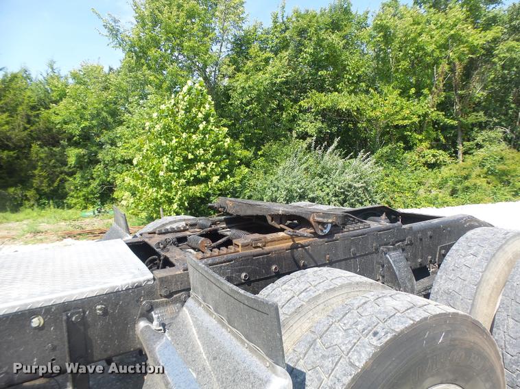 image for item DB5853 2004 Peterbilt 379 semi truck