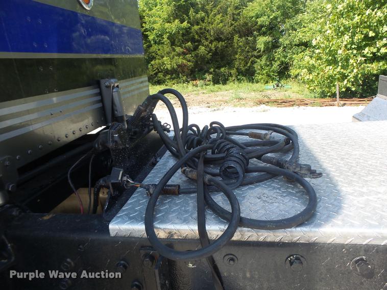 image for item DB5853 2004 Peterbilt 379 semi truck