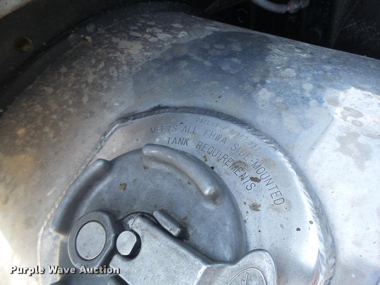 image for item DB5853 2004 Peterbilt 379 semi truck