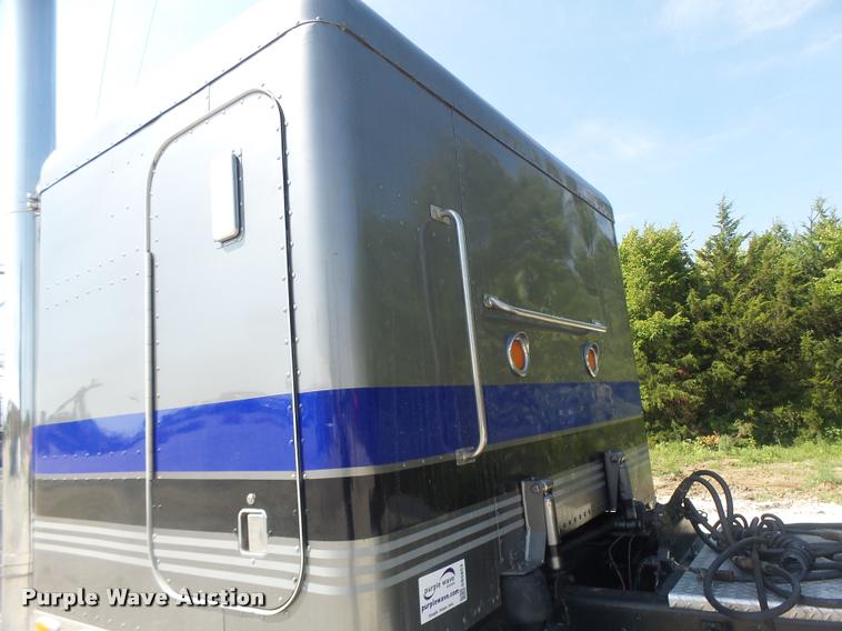 image for item DB5853 2004 Peterbilt 379 semi truck