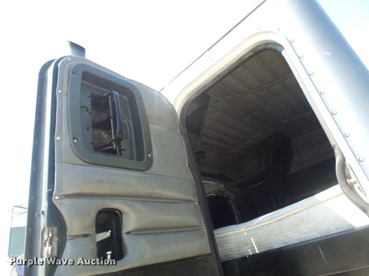 image for item DB5853 2004 Peterbilt 379 semi truck