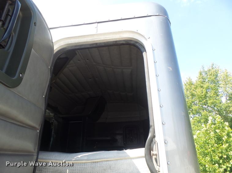 image for item DB5853 2004 Peterbilt 379 semi truck