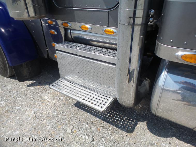 image for item DB5853 2004 Peterbilt 379 semi truck