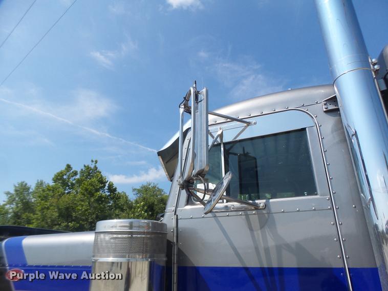 image for item DB5853 2004 Peterbilt 379 semi truck