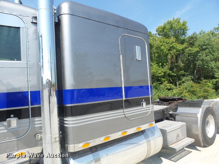 image for item DB5853 2004 Peterbilt 379 semi truck
