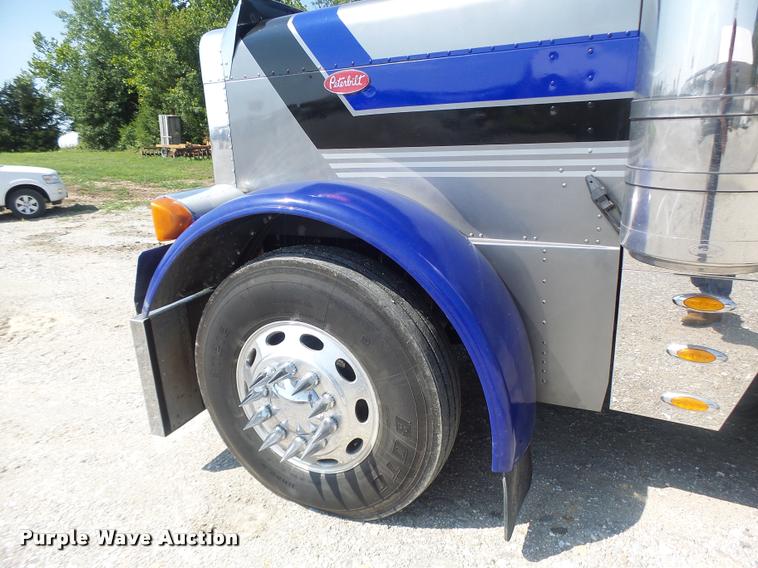 image for item DB5853 2004 Peterbilt 379 semi truck