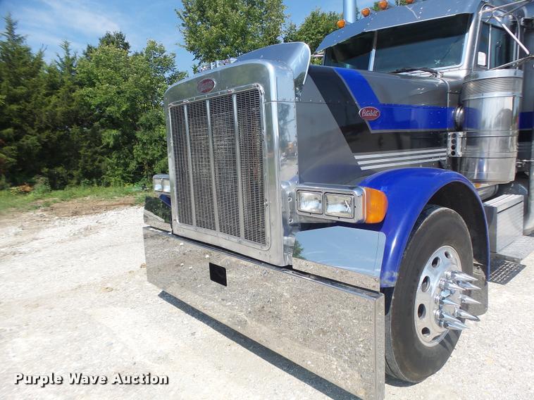 image for item DB5853 2004 Peterbilt 379 semi truck