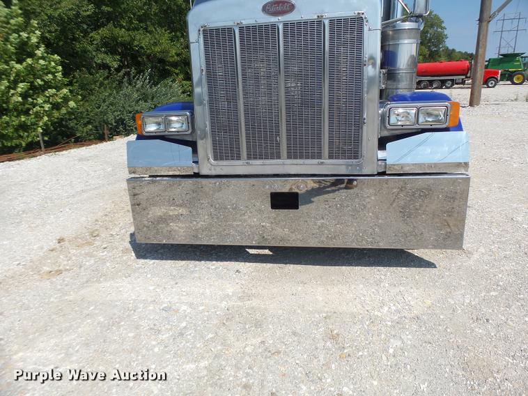 image for item DB5853 2004 Peterbilt 379 semi truck