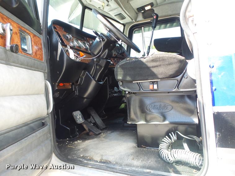 image for item DB5853 2004 Peterbilt 379 semi truck