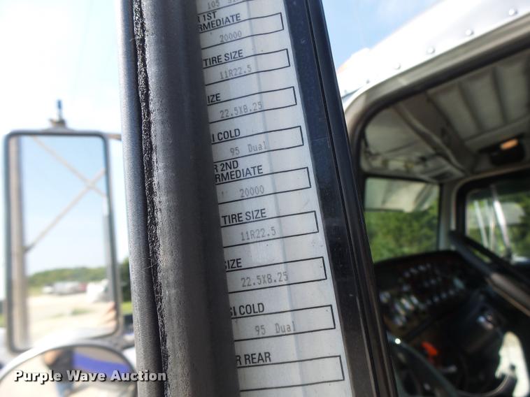 image for item DB5853 2004 Peterbilt 379 semi truck