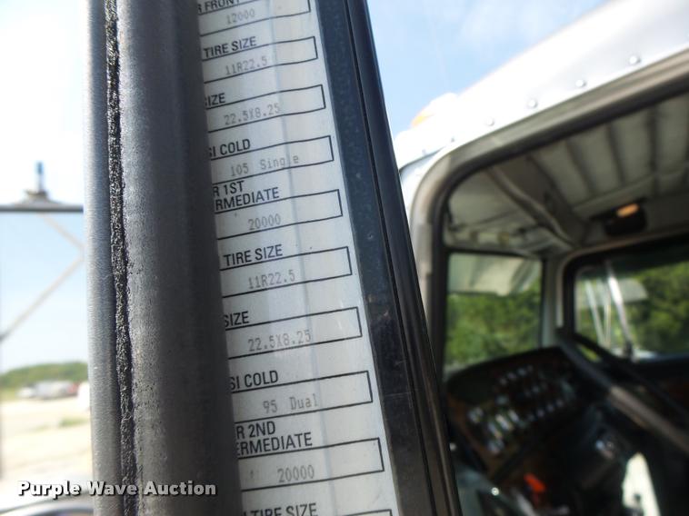 image for item DB5853 2004 Peterbilt 379 semi truck