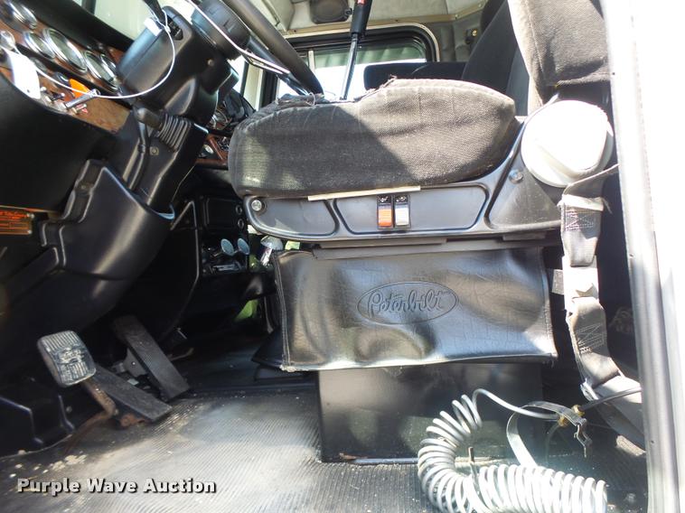 image for item DB5853 2004 Peterbilt 379 semi truck