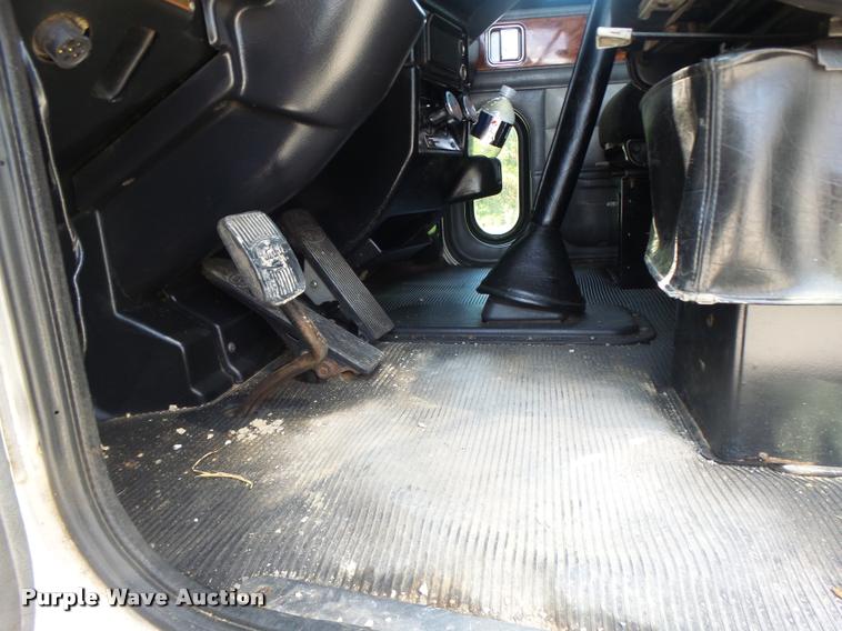 image for item DB5853 2004 Peterbilt 379 semi truck