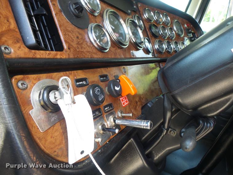 image for item DB5853 2004 Peterbilt 379 semi truck