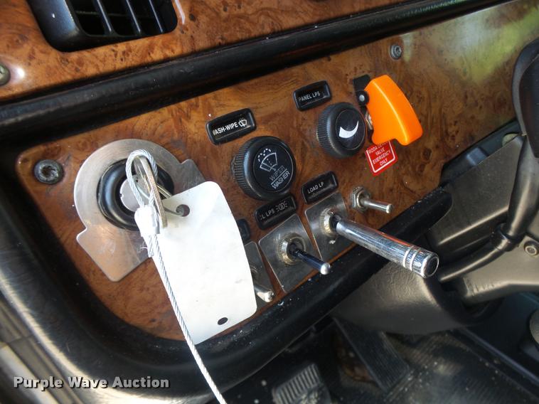 image for item DB5853 2004 Peterbilt 379 semi truck