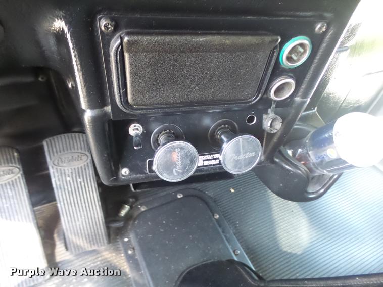 image for item DB5853 2004 Peterbilt 379 semi truck