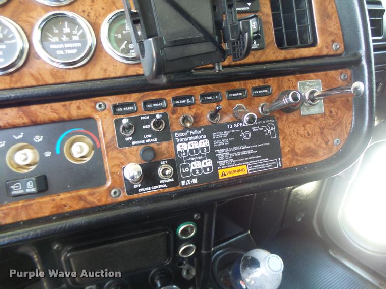 image for item DB5853 2004 Peterbilt 379 semi truck