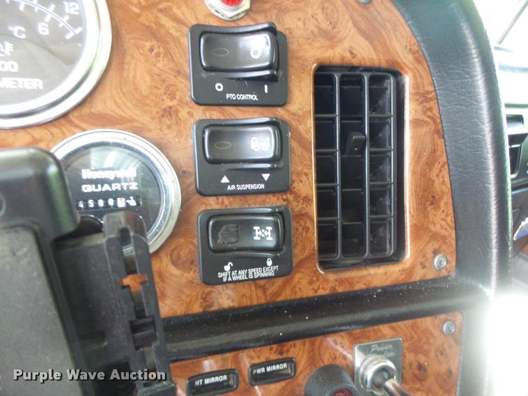 image for item DB5853 2004 Peterbilt 379 semi truck