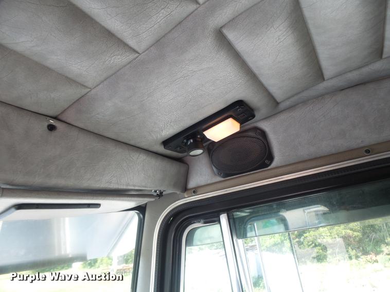 image for item DB5853 2004 Peterbilt 379 semi truck