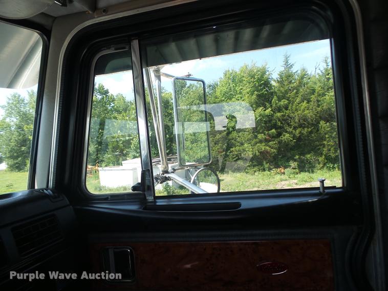 image for item DB5853 2004 Peterbilt 379 semi truck