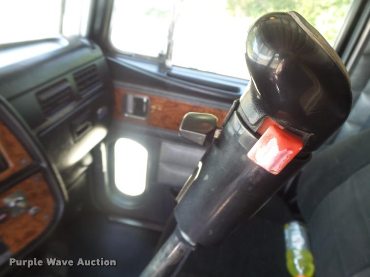 image for item DB5853 2004 Peterbilt 379 semi truck