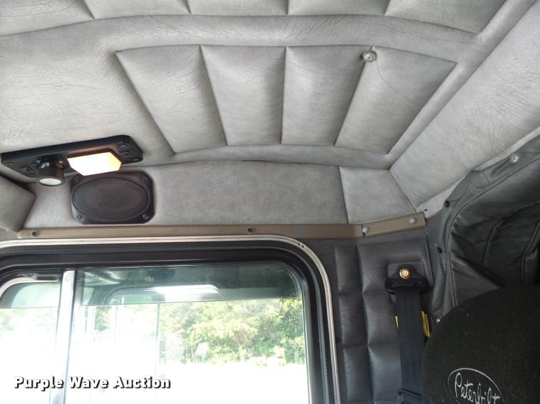 image for item DB5853 2004 Peterbilt 379 semi truck