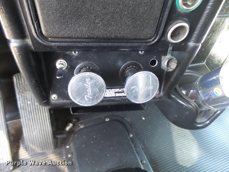 image for item DB5853 2004 Peterbilt 379 semi truck