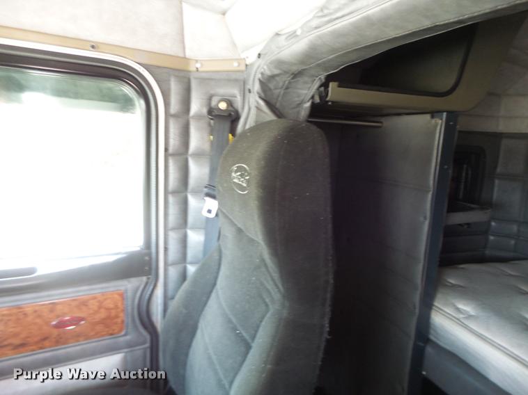 image for item DB5853 2004 Peterbilt 379 semi truck