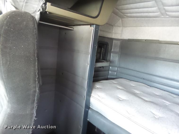 image for item DB5853 2004 Peterbilt 379 semi truck