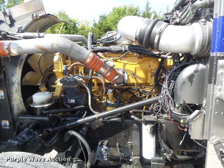 image for item DB5853 2004 Peterbilt 379 semi truck