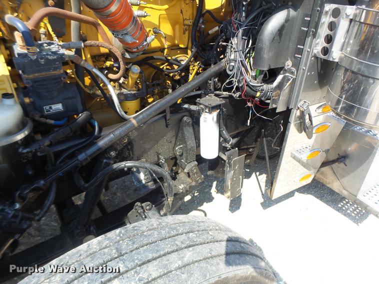 image for item DB5853 2004 Peterbilt 379 semi truck