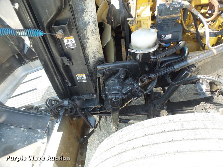 image for item DB5853 2004 Peterbilt 379 semi truck