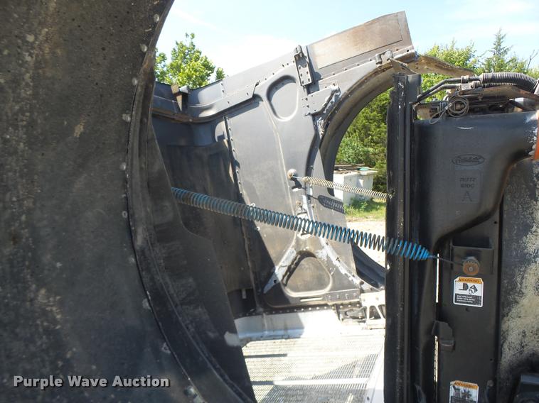 image for item DB5853 2004 Peterbilt 379 semi truck