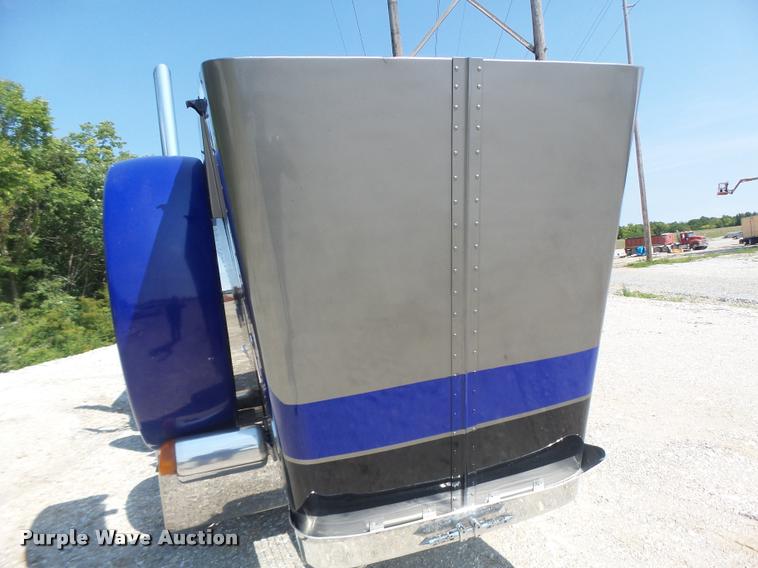 image for item DB5853 2004 Peterbilt 379 semi truck