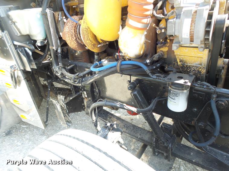 image for item DB5853 2004 Peterbilt 379 semi truck