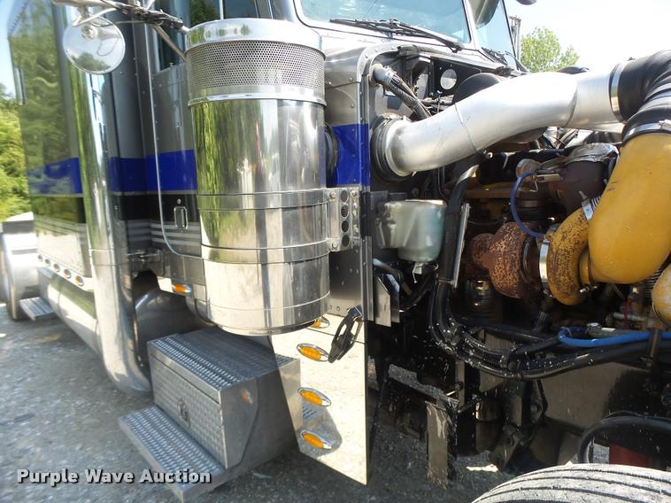 image for item DB5853 2004 Peterbilt 379 semi truck