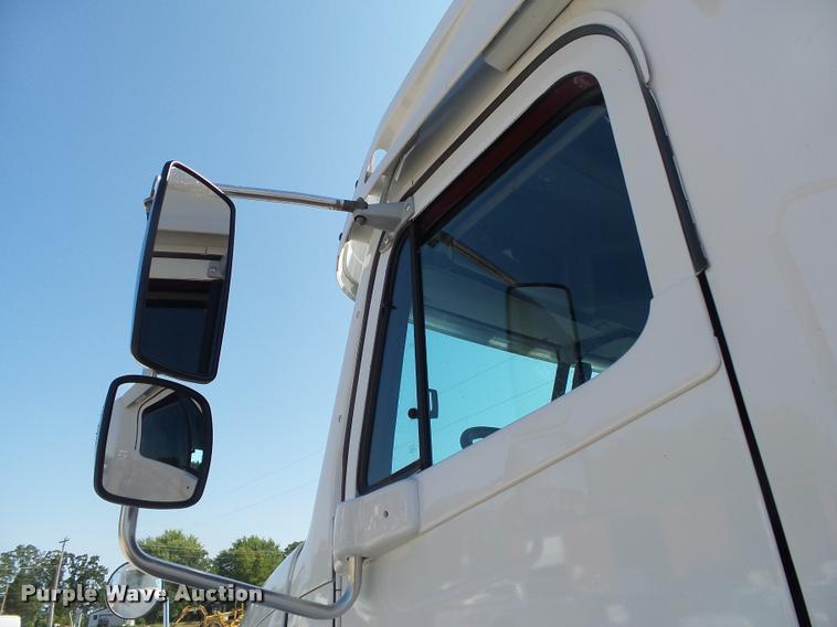 image for item DB7430 2003 Freightliner Columbia semi truck