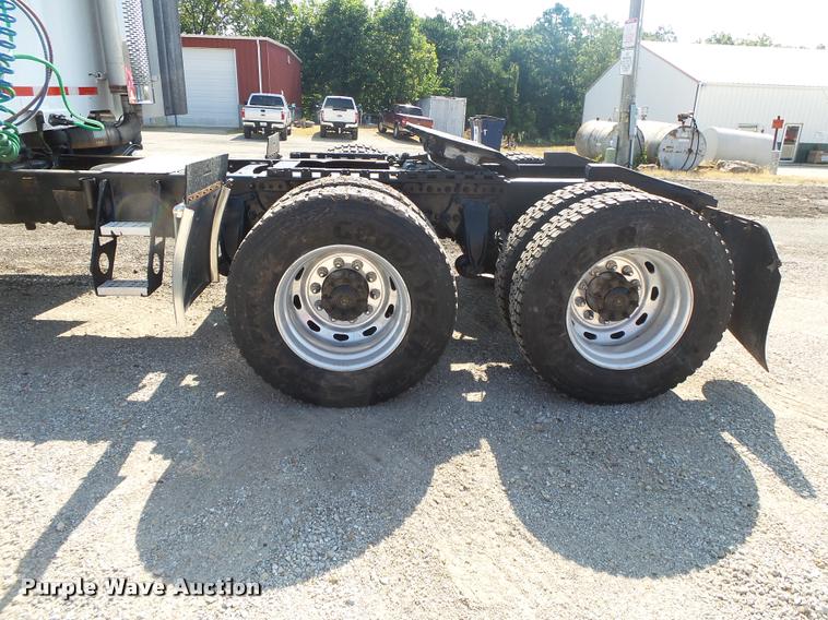 image for item DB7430 2003 Freightliner Columbia semi truck