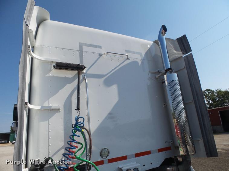 image for item DB7430 2003 Freightliner Columbia semi truck