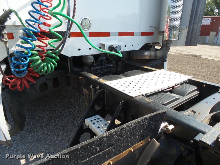 image for item DB7430 2003 Freightliner Columbia semi truck