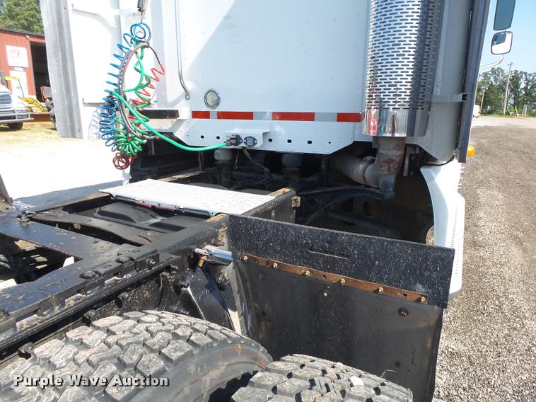 image for item DB7430 2003 Freightliner Columbia semi truck