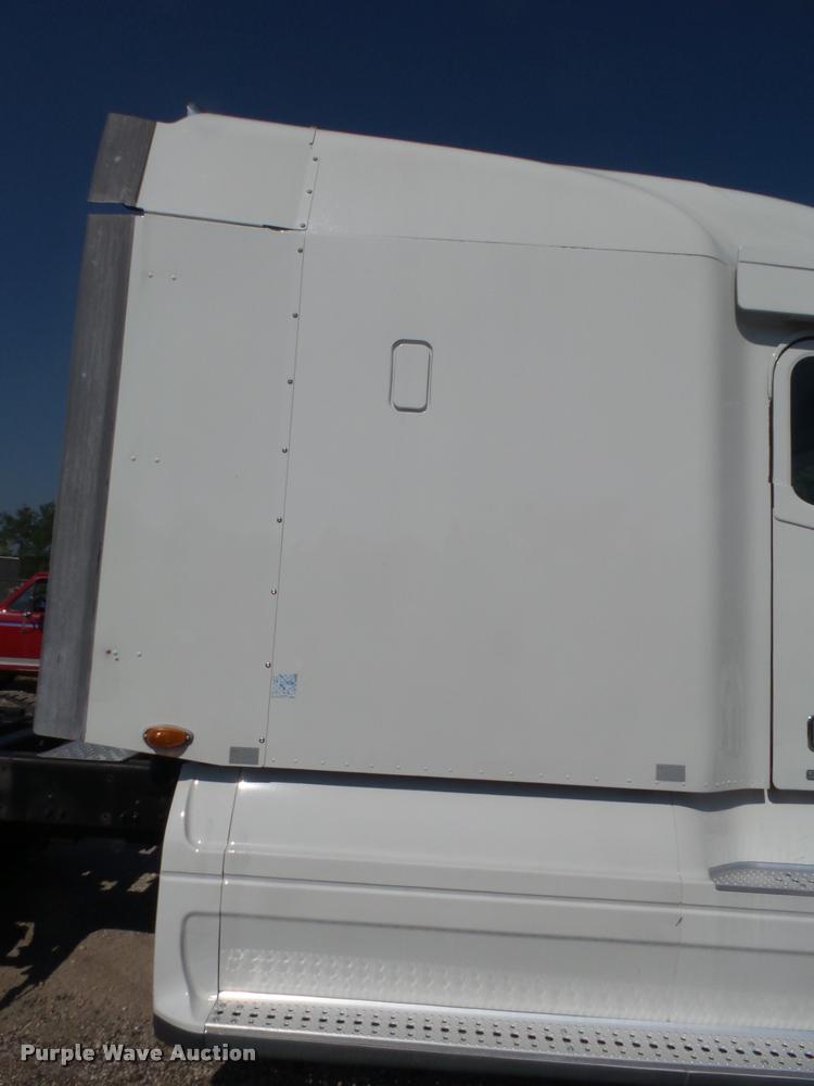 image for item DB7430 2003 Freightliner Columbia semi truck