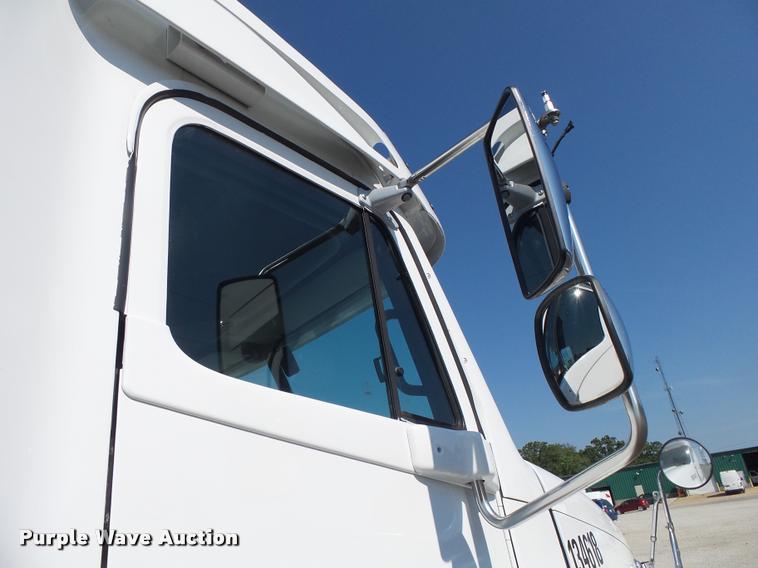 image for item DB7430 2003 Freightliner Columbia semi truck